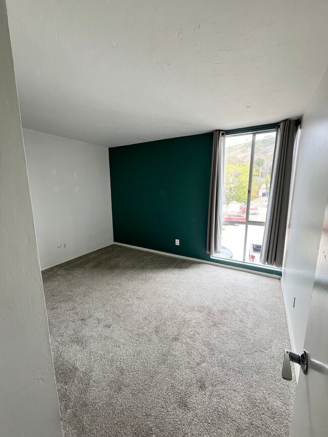 Building Photo - SPACIOUS 2 BEDOOM/2 BATHROOM CONDO FOR REN...