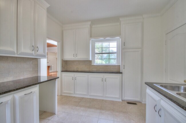 Building Photo - 4335 N Chapel Rd