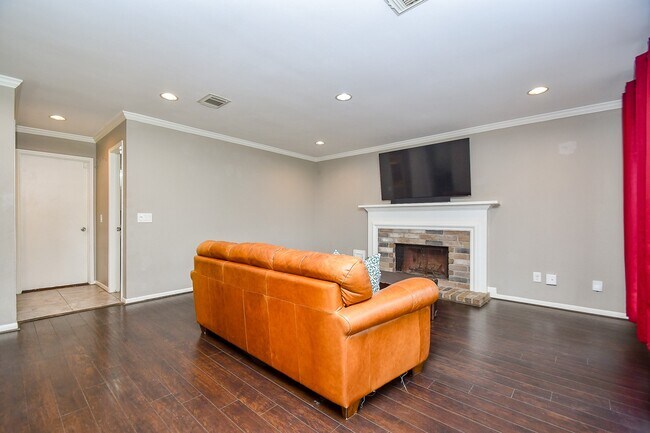 Building Photo - 7318 River Garden Dr