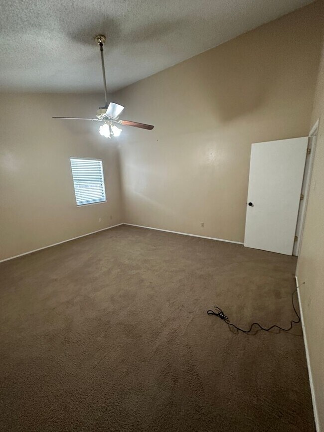 Building Photo - Very nice 3 bedroom 2 bath