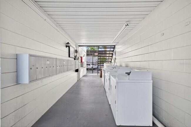 Building Photo - 2808 W Azeele St