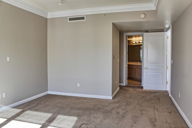 Building Photo - 2400 E Cherry Creek S Dr