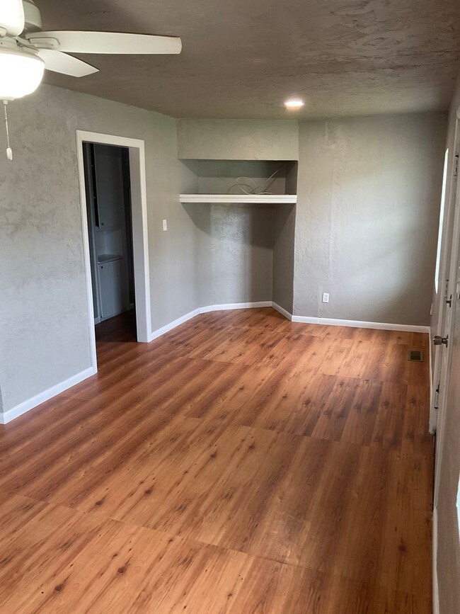 Building Photo - 2 Bed 1 Bath Newly Remodeled Home in Del City