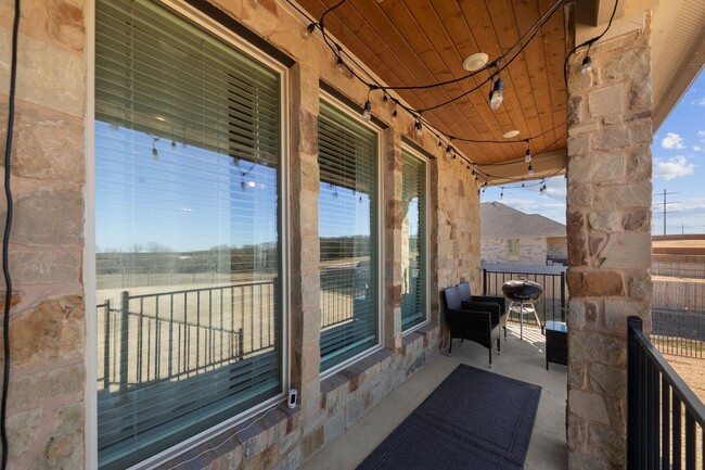 Building Photo - Upscale Living!