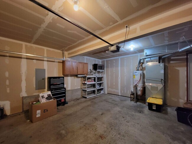 Building Photo - Spacious and Beautiful 4 bedroom in conven...