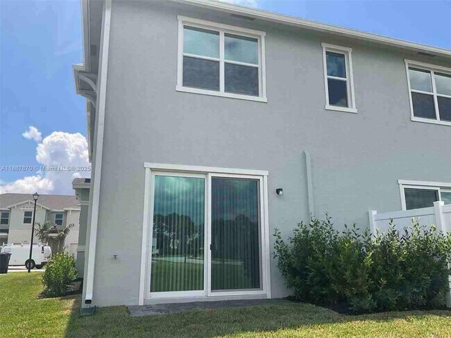 Building Photo - 551 Rivergrass St