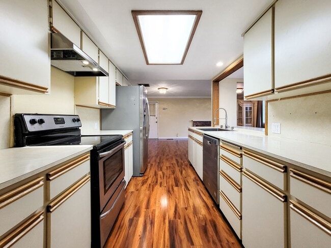 Building Photo - Charming Rambler with Abundant Natural Lig...