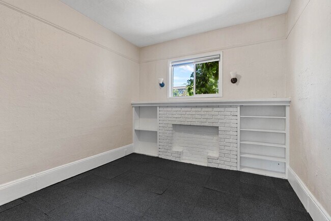 Building Photo - Renovated 5 Bed, 2 Bath House + Office EWU Off Campus Housing! AVAILABLE 7/20!