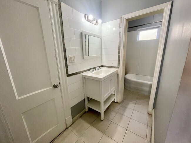 Building Photo - 275 Cooke St