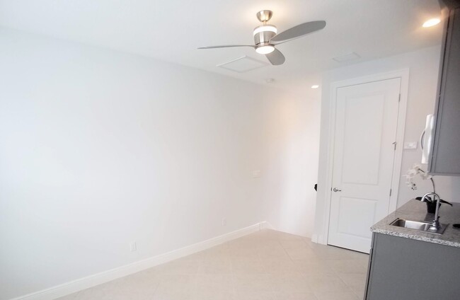 Building Photo - For Rent Stunning Luxury  4/3.5 Townhome i...