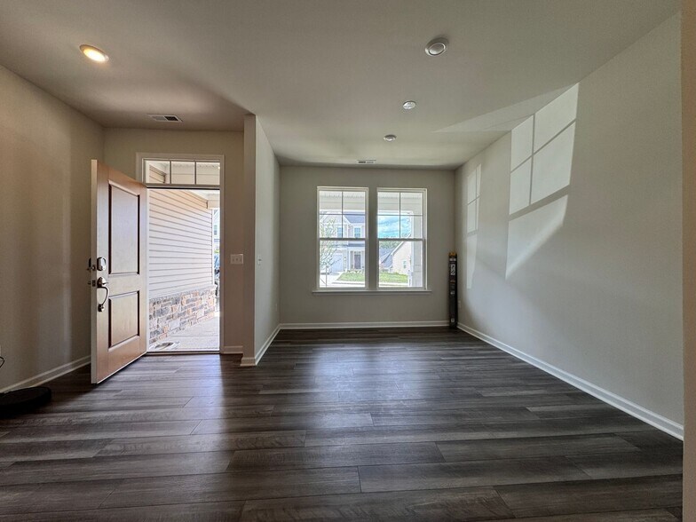 Building Photo - 3672 Isaac Cir
