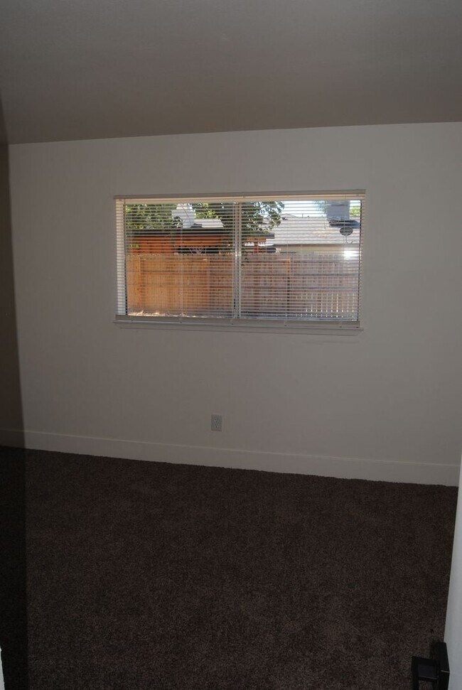 Building Photo - 2401 Bernice Ct