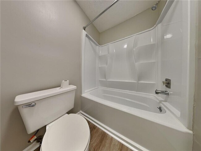 Building Photo - 5022 Hawthorne Ct