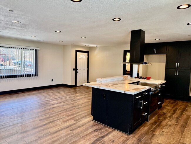 Building Photo - 15178 Darnell Dr