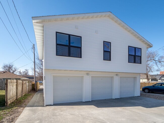Building Photo - 922 9th St SE