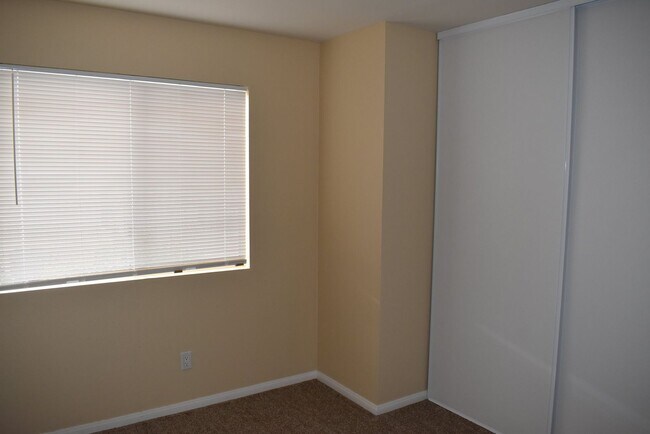 Building Photo - First Floor Single Story 3 Bed 2 Bath Cond...