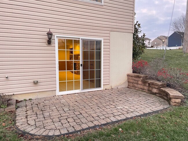 Building Photo - Beautiful 3 bedroom 2 bathroom Rancher in Great Manheim Location!