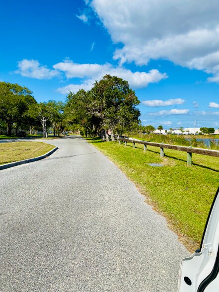 Building Photo - 420 Breakwater Dr