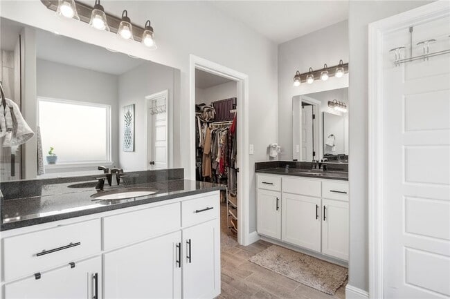 Building Photo - 102 Manfield Ave