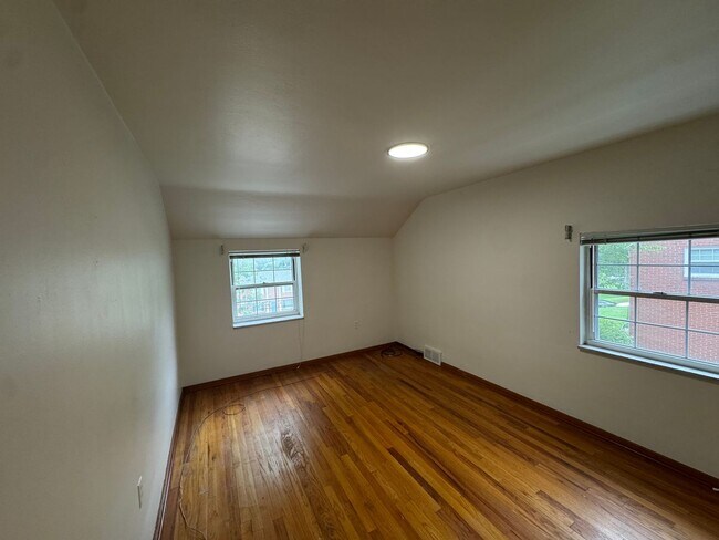 Building Photo - Available NOW! 4 Bed 2 Full Bath House