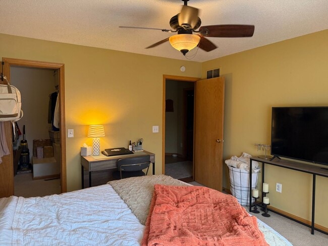 Building Photo - Charming 2BR Townhome in Desirable Cliff Lake Community