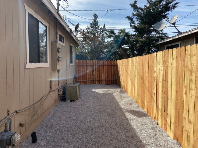 Building Photo - Reno Duplex - 1 Pet Friendly, Garage, Dishwasher, Washer/Dryer Hookups, Central A/C