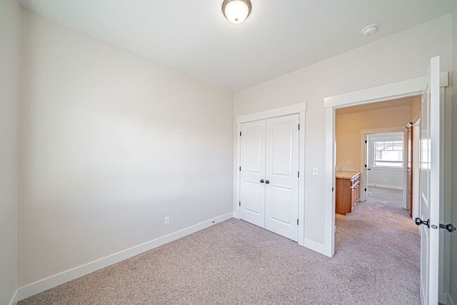 Building Photo - 3 bed 1.5 bath Townhome