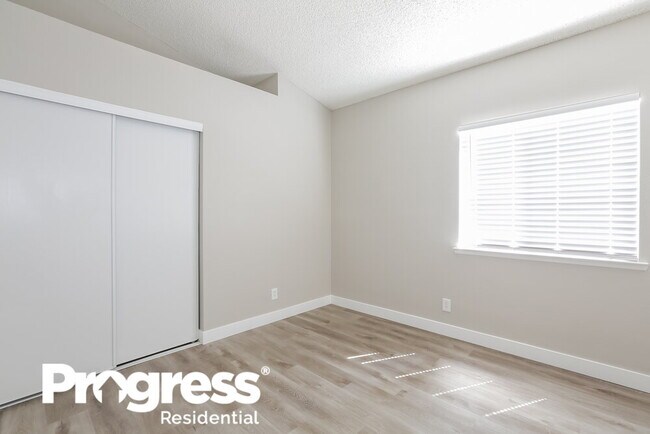 Building Photo - 5797 Goodsprings Ct