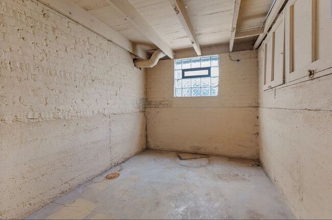 Building Photo - 722 E 91st Pl