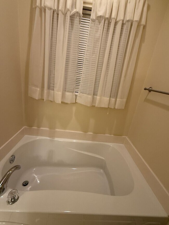 Building Photo - Chelsea Park - One Level 2 Bedroom on a Cu...