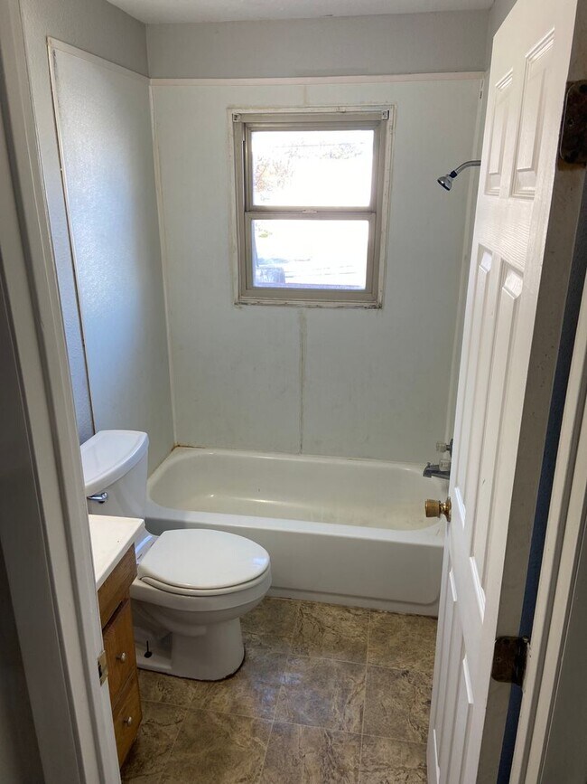 Building Photo - 3 bedroom 2 bath home for rent