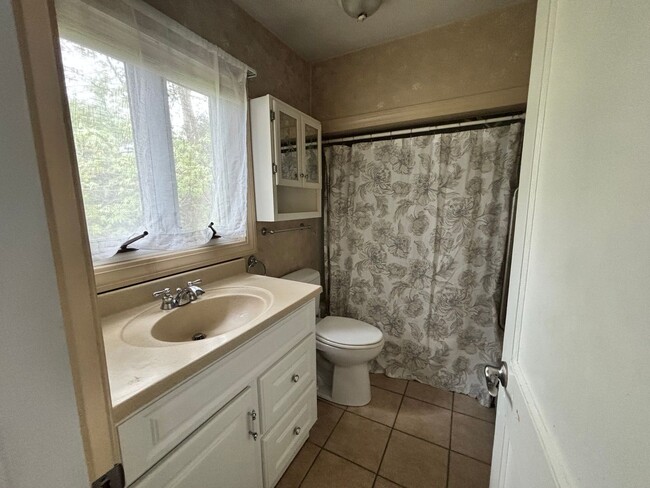 Building Photo - 354 Chapin St
