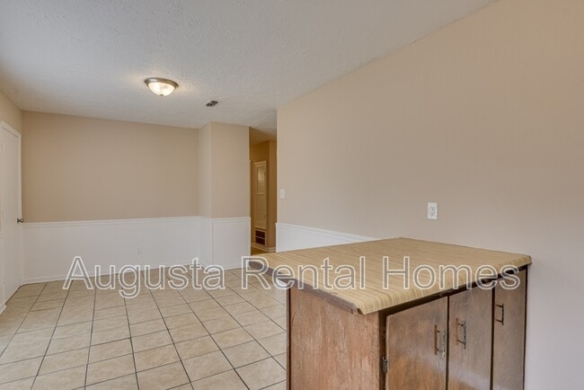 Building Photo - 3859 Fairington Dr