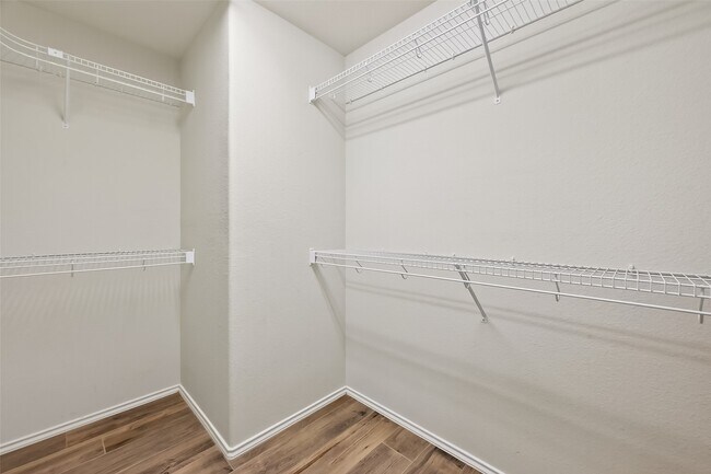 Building Photo - 827 Honeysuckle Vine Dr