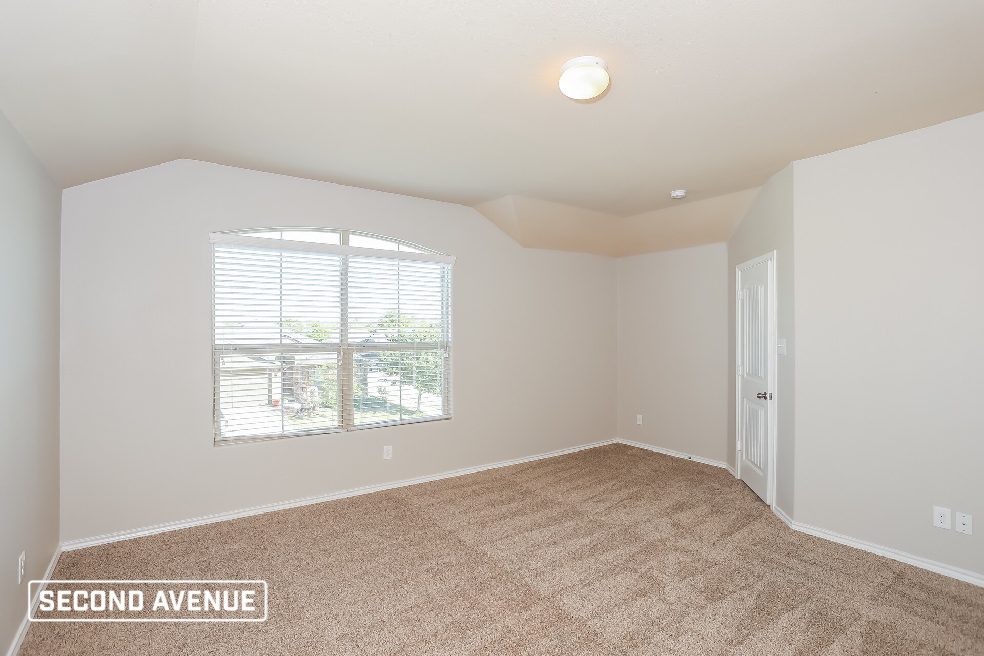 Building Photo - 661 Creekview Dr