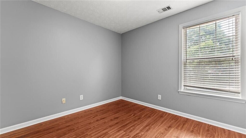 Building Photo - 450 Manor Glen Dr