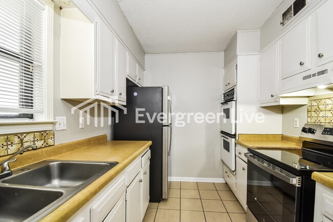 Building Photo - 6677 Silhouette Ave