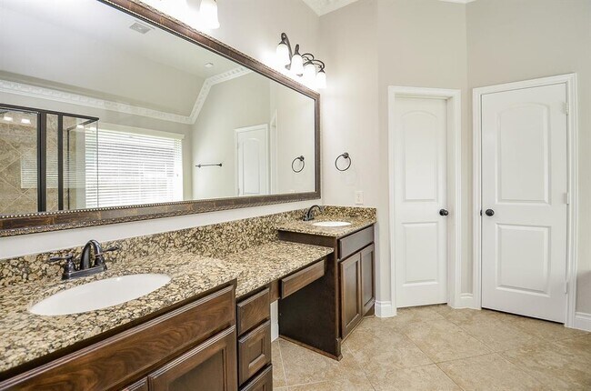 Building Photo - 27011 Cliff Pointe Ln