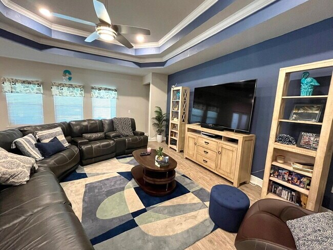 Building Photo - Beautiful 5 Bedroom Home with Pool in Holl...