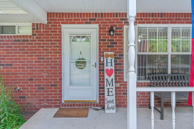Building Photo - 3101 Lynn Dr