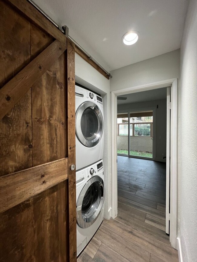 Building Photo - New to the Market! 2 Bed 2 Bath upgraded Tijeras Creek Villas home