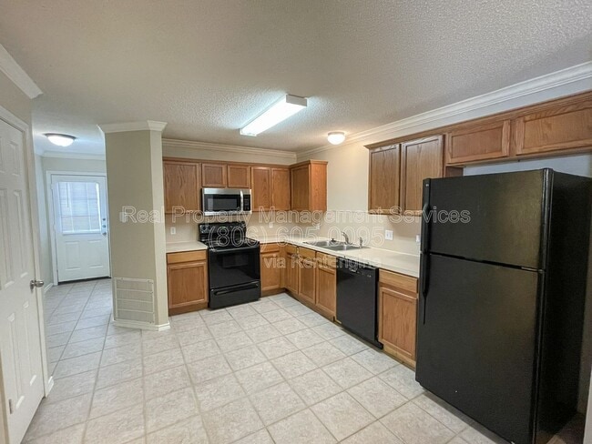 Building Photo - 621 N Elkhart Ave