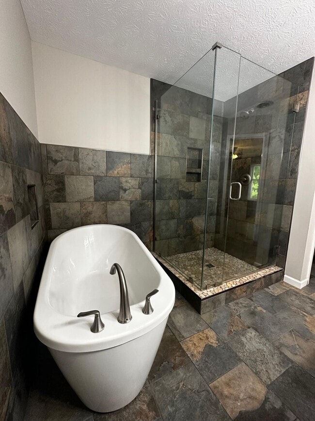 Building Photo - 3503 Lakeside Ct