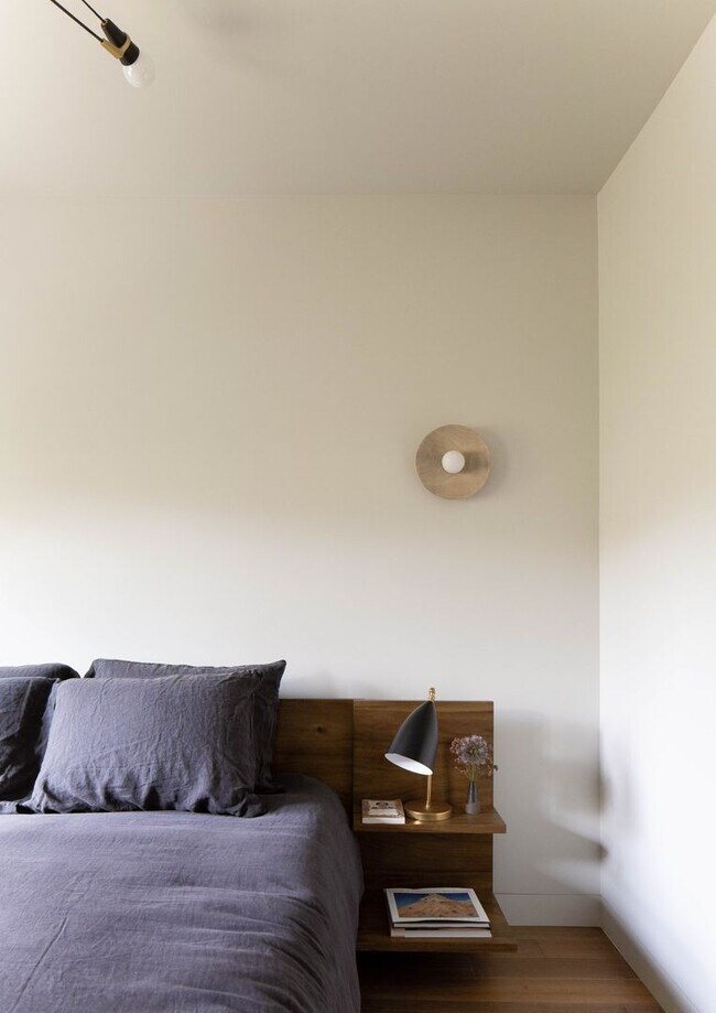 Building Photo - Beautiful 1 bed / 1 bath bungalow-style apartment now available!