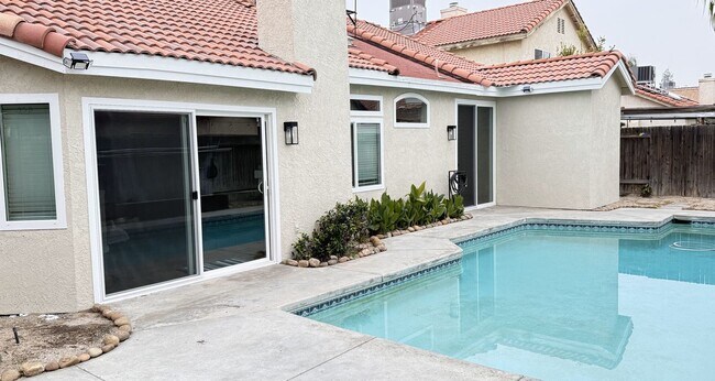 Building Photo - 8629 White Rock Dr