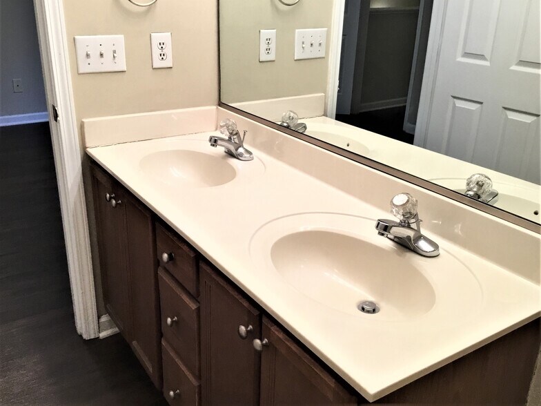 Building Photo - 4924 Lighthouse Ct