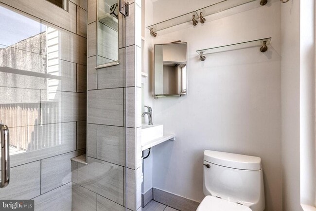 Building Photo - 860 W 33rd St