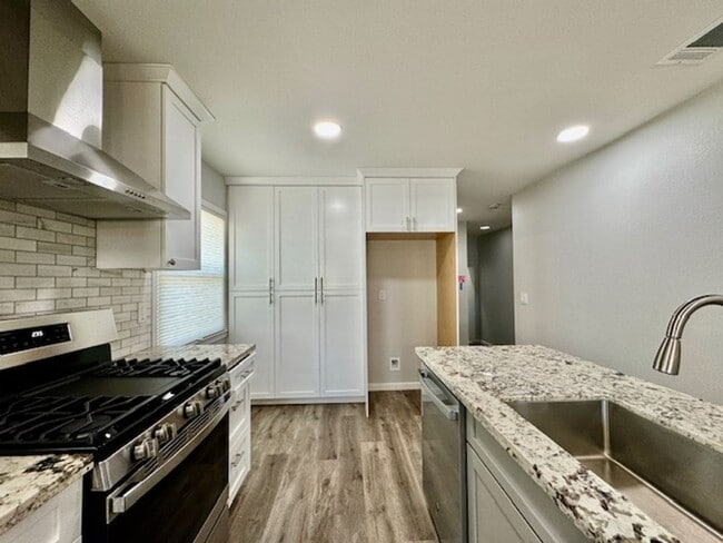 Building Photo - NEWLY RENOVATED 3 BED, 3 BATH ONE STORY HO...