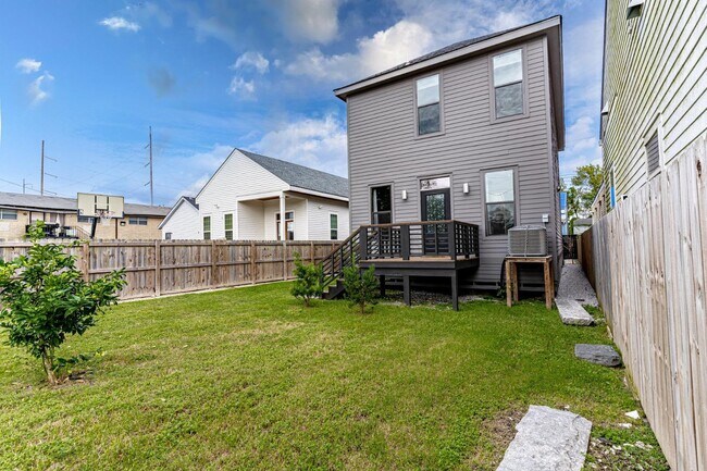 Building Photo - 2506 Dumaine St