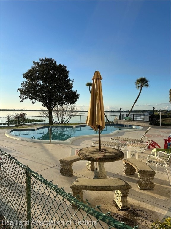 Building Photo - 2131 Lakeview Dr